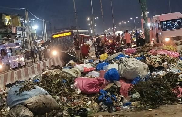 Abidjan étouffe sous les ordures, le spectre d’une catastrophe sanitaire plane Abidjan étouffe sous les ordures, le spectre d'une catastrophe sanitaire plane