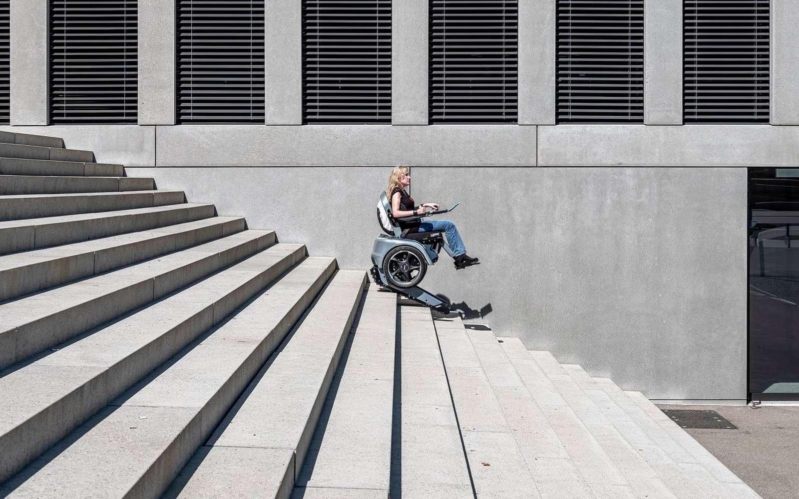 Un fauteuil électrique ingénieux grimpant tous les types d'escalier ! Un fauteuil électrique ingénieux grimpant tous les types d'escalier !