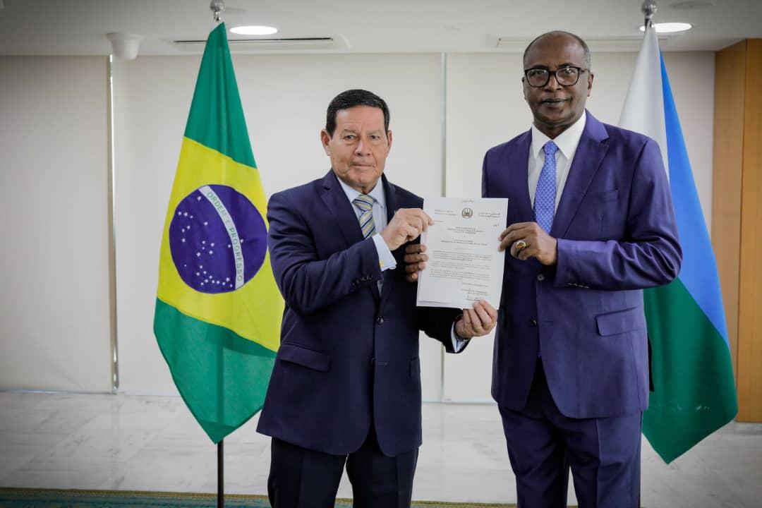 L'ambassadeur de Djibouti au Brésil avec résidence à La Havane (Cuba) présente ses lettres de créances au vice-président brésilien L'ambassadeur de Djibouti au Brésil avec résidence à La Havane (Cuba) présente ses lettres de créances au vice-président brésilien
