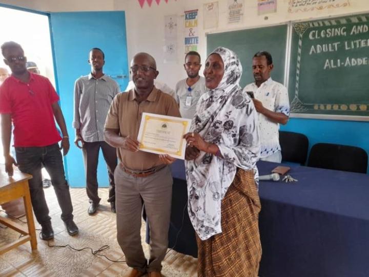 Cérémonie de clôture du programme d’alphabétisation des adultes au lycée du camp des réfugiés d’Ali-Addé Cérémonie de clôture du programme d’alphabétisation des adultes au lycée du camp des réfugiés d’Ali-Addé