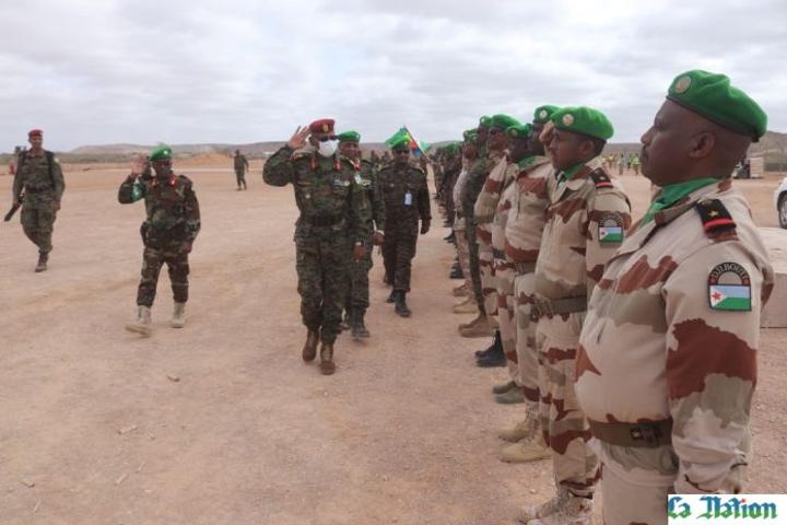 Visite d’inspection du Chef d’Etat-major Général des Armées au camp de EEL JALEH à BELEDWEYNE (Somalie) Visite d’inspection du Chef d’Etat-major Général des Armées au camp de EEL JALEH à BELEDWEYNE (Somalie)