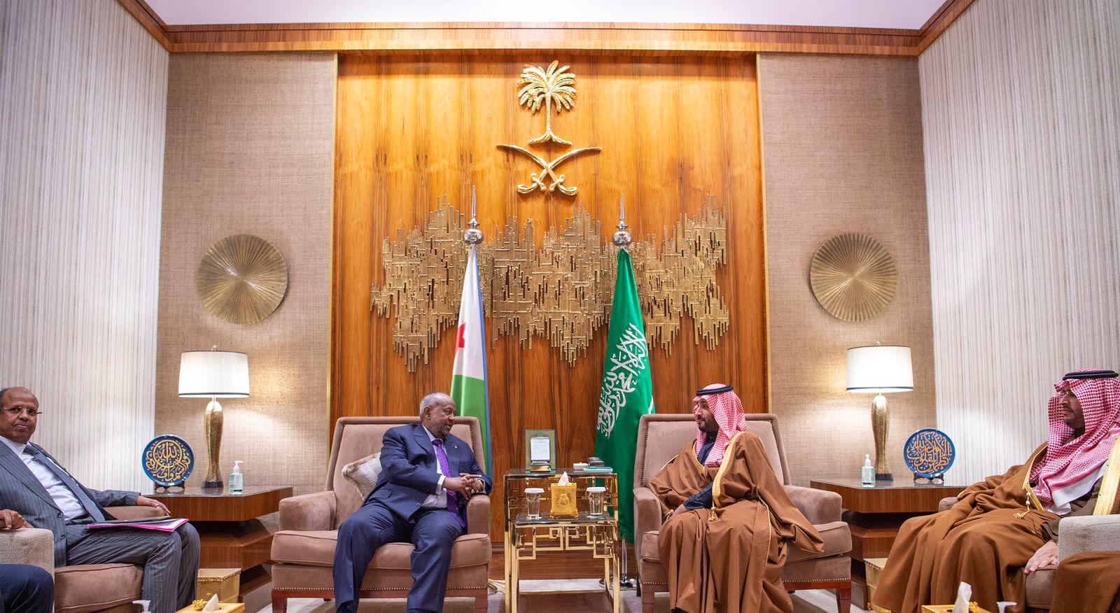 M. Ismail Omar Guelleh, a eu samedi soir, à Ryad, des entretiens bilatéraux avec le Prince héritier du Royaume d’Arabie saoudite M. Ismail Omar Guelleh, a eu samedi soir, à Ryad, des entretiens bilatéraux avec le Prince héritier du Royaume d’Arabie saoudite