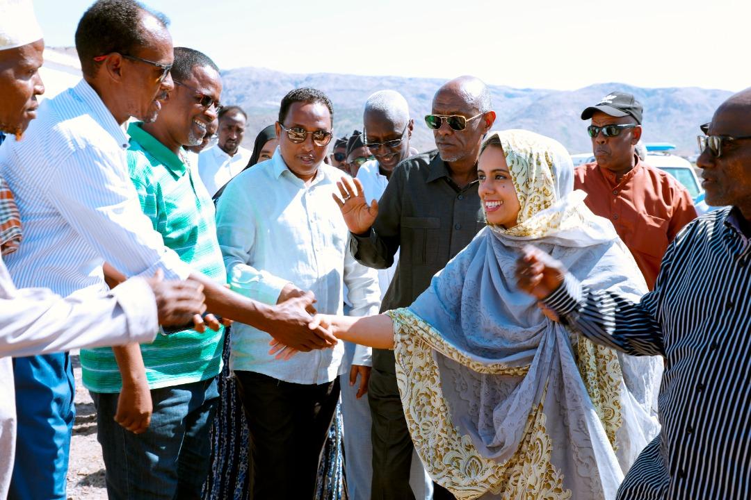 la ministre des Affaires Sociales et des Solidarité et sa délégation se sont rendues à Yoboki pour aller à la rencontre de la population. la ministre des Affaires Sociales et des Solidarité et sa délégation se sont rendues à Yoboki pour aller à la rencontre de la population.
