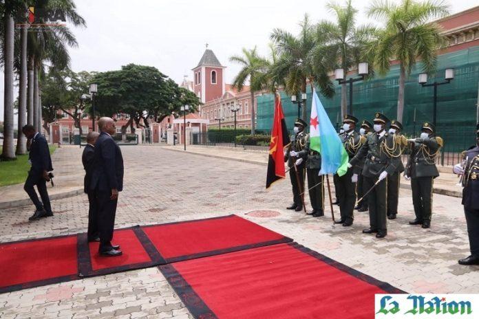 L’ambassadeur Abdi Mahamoud Eybe remet ses lettres de créances au Président de la République d’Angola L’ambassadeur Abdi Mahamoud Eybe remet ses lettres de créances au Président de la République d’Angola