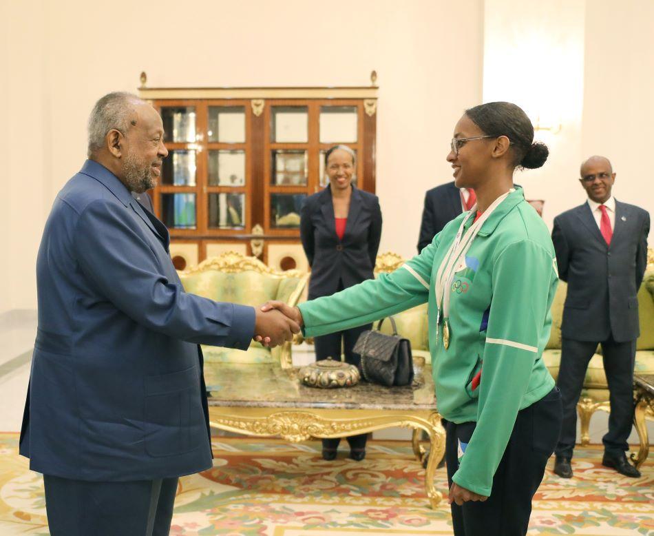 Le Chef de l’Etat au Palais de la République, à la faveur d’une audience accordée à une vingtaine de jeunes djiboutiens Le Chef de l’Etat au Palais de la République, à la faveur d’une audience accordée à une vingtaine de jeunes djiboutiens