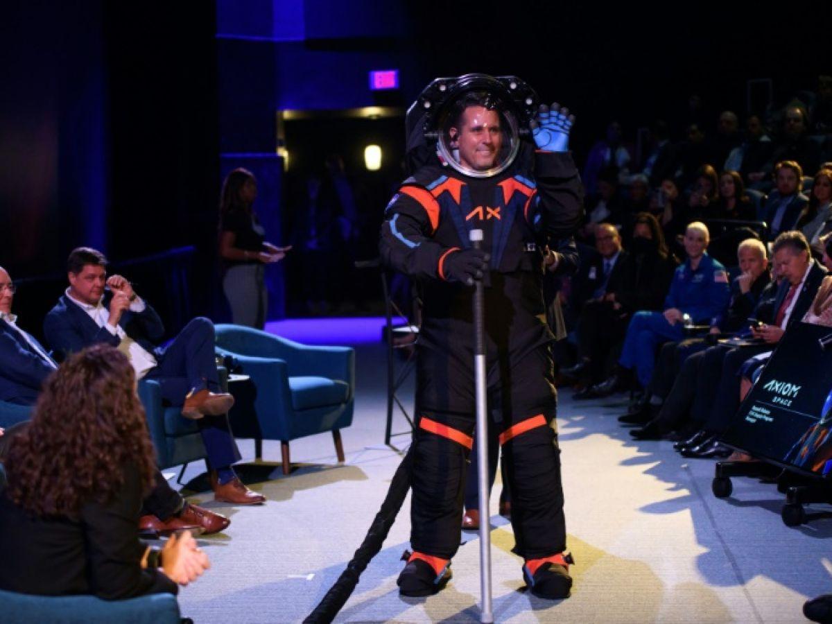 Nouvelle combinaison spatiale : découvrez un prototype qui sera porté par les prochains astronautes à aller sur la Lune Nouvelle combinaison spatiale : découvrez un prototype qui sera porté par les prochains astronautes à aller sur la Lune