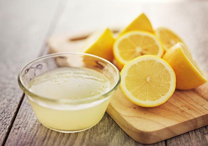 Les bienfaits de l’eau tiède au citron (vert ou jaune) pour commencer la journée