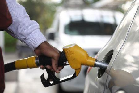 Pétrole: les prix baissent sur les marchés mondiaux mais l'essence pourrait rester chère en Afrique