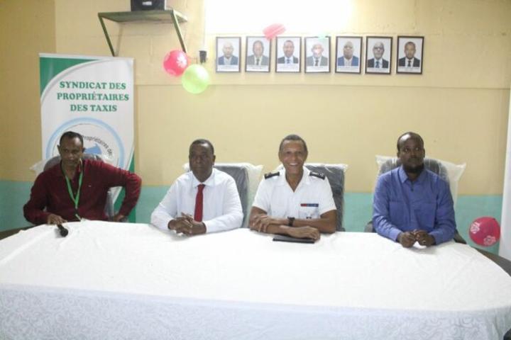 Le syndicat des propriétaires des taxis reçoit un don de matériels octroyé par les FFDJ Le syndicat des propriétaires des taxis reçoit un don de matériels octroyé par les FFDJ