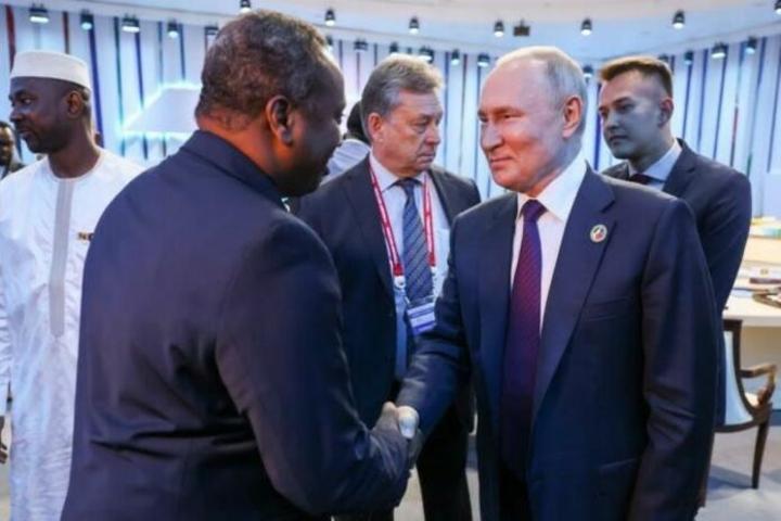 À l’issue du sommet Russie-Afrique, le ministre Yonis Ali Guedi a été reçu par le Président Vladimir Poutine À l’issue du sommet Russie-Afrique, le ministre Yonis Ali Guedi a été reçu par le Président Vladimir Poutine