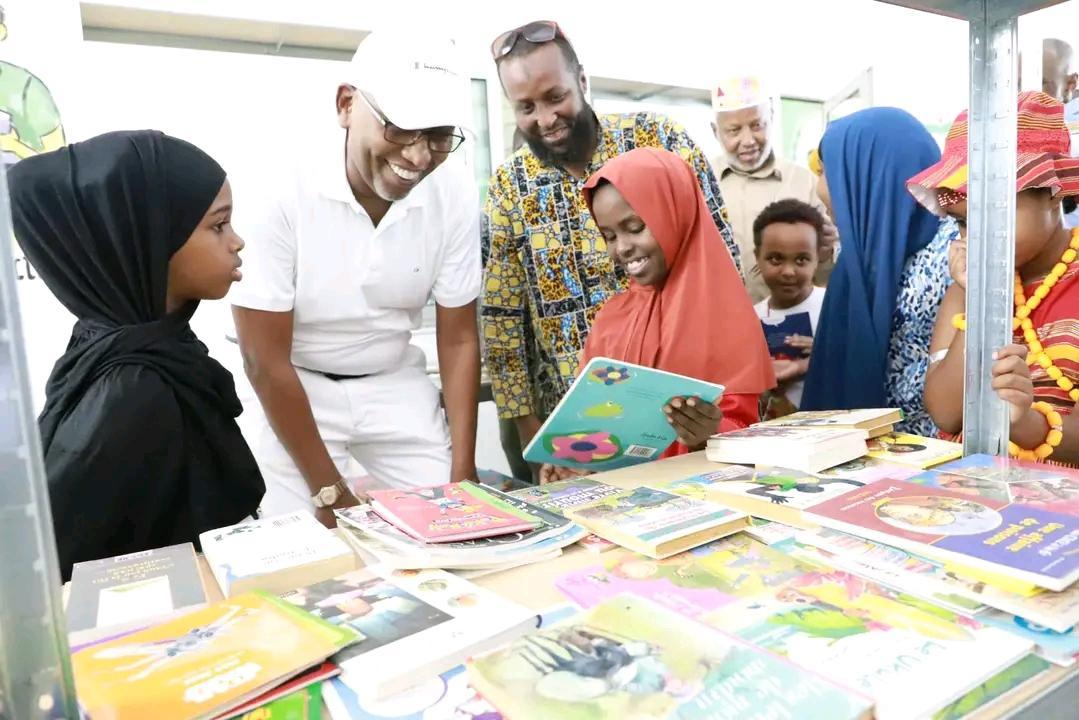 M. Ilyas Moussa Dawaleh préside la cérémonie d’inauguration de la bibliothèque ASAL à Cheikh Moussa, au coeur de la commune de Balbala M. Ilyas Moussa Dawaleh préside la cérémonie d’inauguration de la bibliothèque ASAL à Cheikh Moussa, au coeur de la commune de Balbala