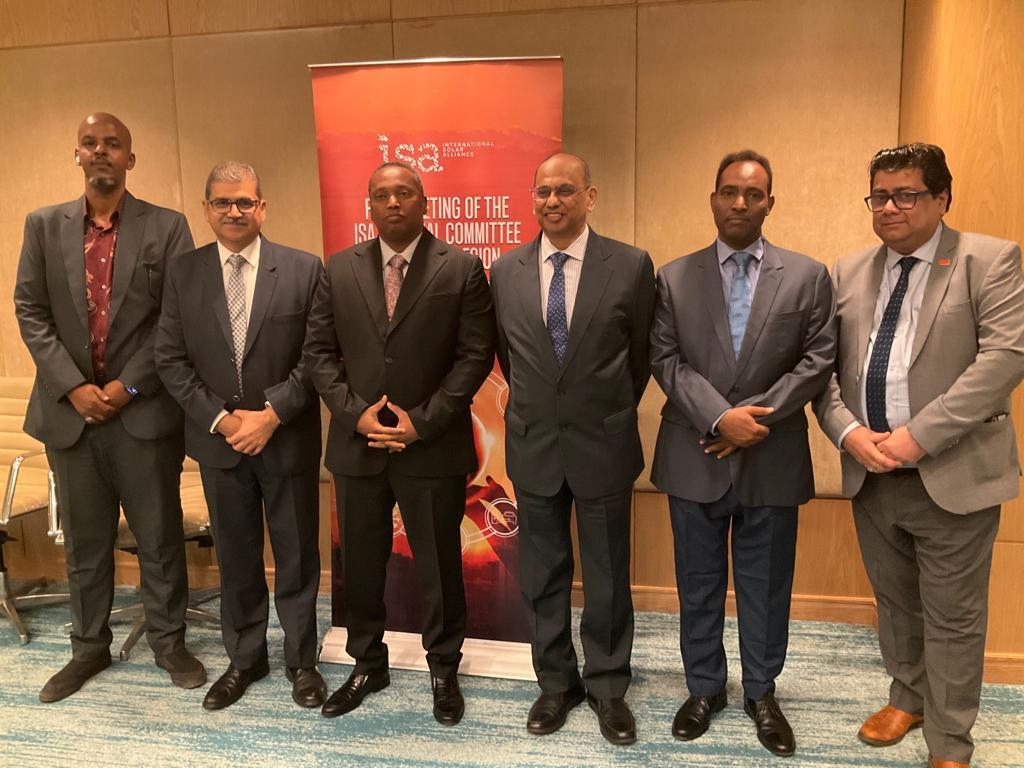 Le ministre de l'Energie Yonis Ali Guedi reçu à Kigali par le directeur général de l’Alliance Solaire Internationale (ISA) Le ministre de l'Energie Yonis Ali Guedi reçu à Kigali par le directeur général de l’Alliance Solaire Internationale (ISA)