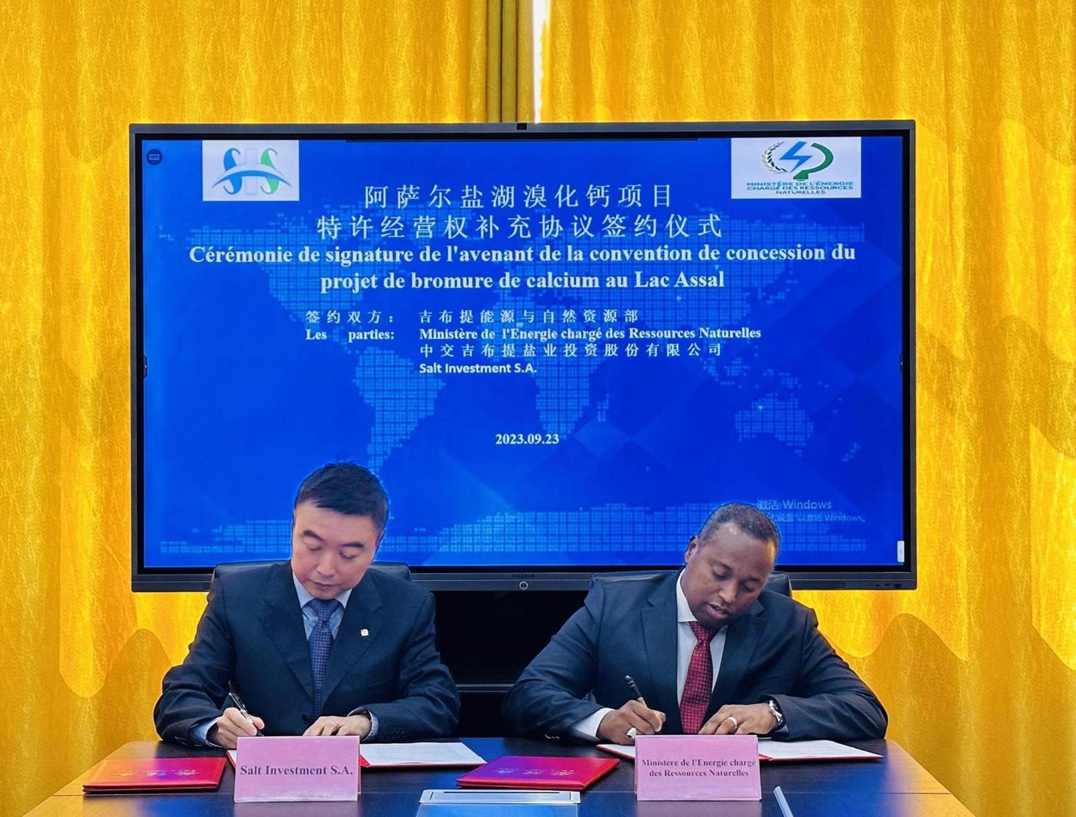 Signature d'un important accord entre le ministre djiboutien de l'Energie et le président du Conseil d'Administration et directeur général de la société Salt Investment SA Signature d'un important accord entre le ministre djiboutien de l'Energie et le président du Conseil d'Administration et directeur général de la société Salt Investment SA