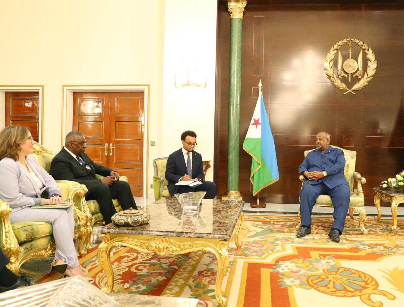 Le Président Guelleh reçoit le Secrétaire d’Etat américain à la Défense