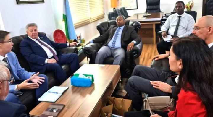 Entrevue entre le ministre Yonis Ali Guedi et une délégation de la société russe ROSGEO Entrevue entre le ministre Yonis Ali Guedi et une délégation de la société russe ROSGEO