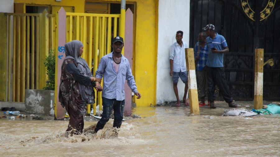Les inondations dans la Corne de l'Afrique ont fait au moins 111 morts et 700 000 déplacés, selon une ONG britannique Les inondations dans la Corne de l'Afrique ont fait au moins 111 morts et 700 000 déplacés, selon une ONG britannique