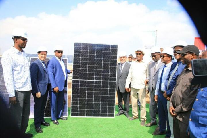 Pose de la première pierre du projet de construction de la centrale électrique solaire du Grand Bara Pose de la première pierre du projet de construction de la centrale électrique solaire du Grand Bara