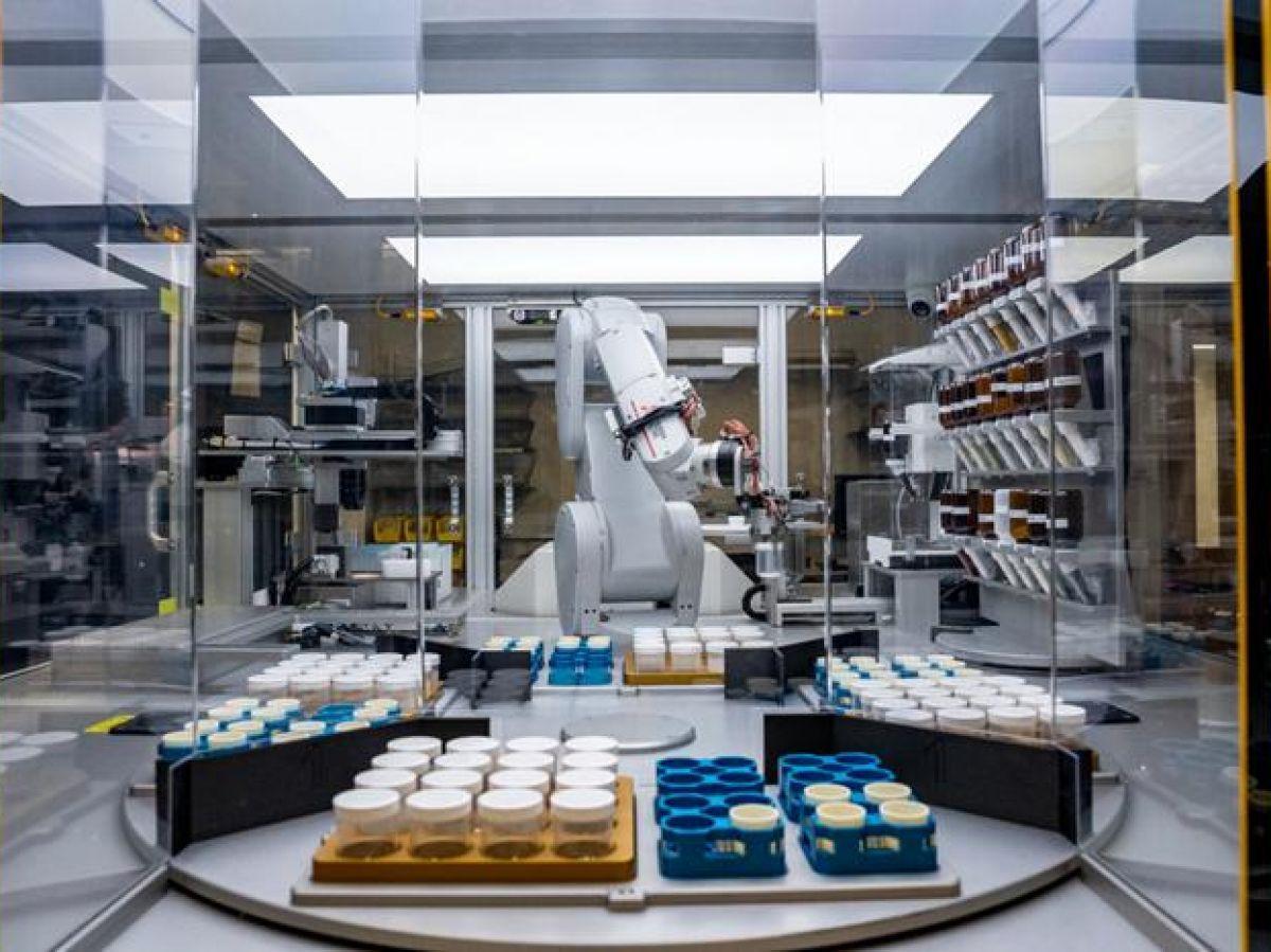 Des robots, pilotés par IA, testent des nouveaux matériaux obtenus très rapidement par une autre IA Des robots, pilotés par IA, testent des nouveaux matériaux obtenus très rapidement par une autre IA