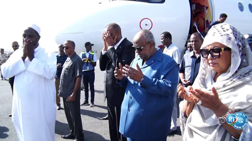 Le couple présidentiel djiboutien à l’Aéroport pour un dernier hommage à la défunte Kadija Mohamed Dirieh Le couple présidentiel djiboutien à l’Aéroport pour un dernier hommage à la défunte Kadija Mohamed Dirieh