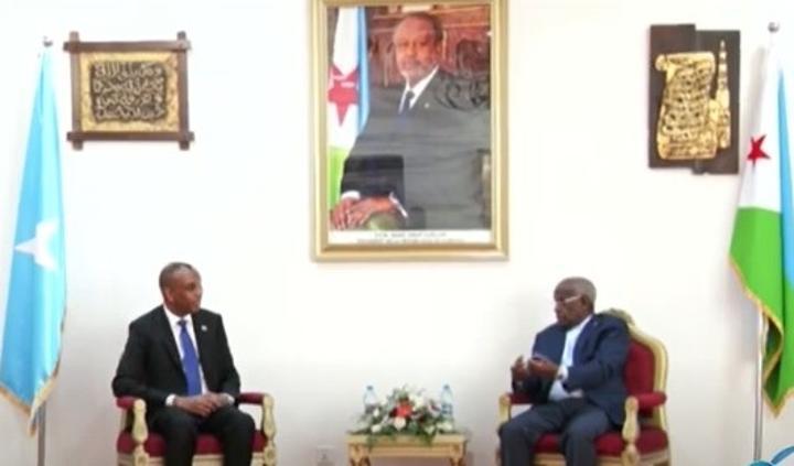 Le Premier ministre reçoit son homologue de la Somalie en visite à Djibouti où il a pris part au Forum des intellectuels somaliens Le Premier ministre reçoit son homologue de la Somalie en visite à Djibouti où il a pris part au Forum des intellectuels somaliens