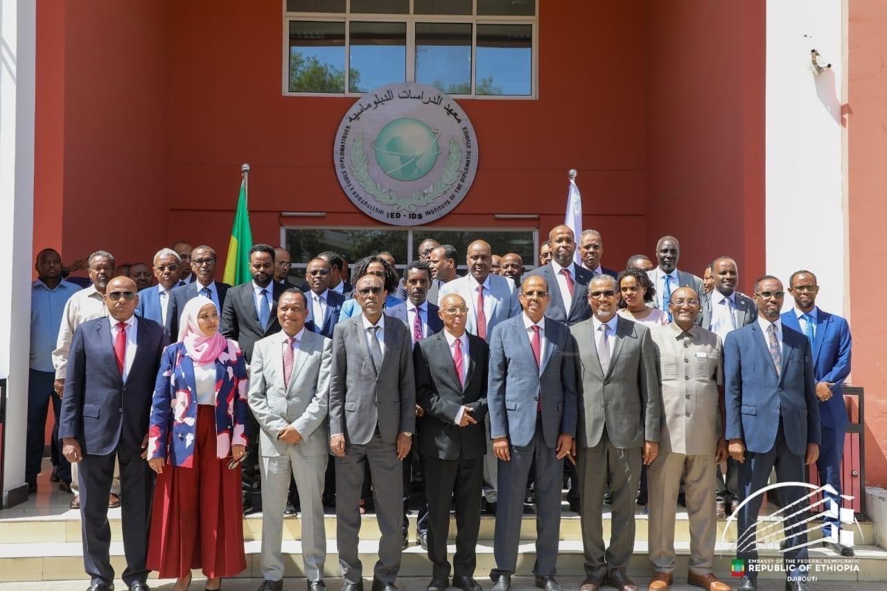 Tenue de la réunion à mi-parcours de la commission mixte ministérielle djibouto-éthiopienneLa réunion à mi-parcours de la commission mixte ministérielle djibouto-éthiopienne s'est tenue ce matin à l'Institut des Études Diplomatiques.La délégation djiboutienne, dirigée par le ministre des Affaires étrangères et de la Coopération Internationale, M. Mahmoud Ali Youssouf, comprenait plusieurs membres du gouvernement, notamment les ministres des Infrastructures et de l’Équipement, et de l’Agriculture, ainsi que de nombreux hauts responsables des secteurs public et privé.La délégation éthiopienne, conduite par le ministre éthiopien des Transports, M. Alemu Sime, comprenait également plusieurs ministres et décideurs des secteurs publics et privés.La cérémonie d’ouverture, présidée par le chef de la diplomatie djiboutienne, a permis aux autorités des deux pays d'échanger sur le renforcement du partenariat multisectoriel unissant Djibouti et l’Éthiopie.Cette réunion à mi-parcours servira à faire le point sur l’état d’avancement des partenariats stratégiques entre les deux nations dans divers domaines de développement.Djibouti et l’Éthiopie sont des modèles d'intégration économique et commerciale en Afrique depuis près de deux décennies. Le ministre éthiopien des Transports a exprimé sa gratitude pour l'accueil chaleureux qui lui a été réservé à Djibouti.Le ministre des Transports djiboutien a souligné l'importance de cette rencontre pour évaluer les progrès réalisés, examiner les défis rencontrés et définir les actions à entreprendre pour atteindre les objectifs fixés ensemble.AGISource :ADI