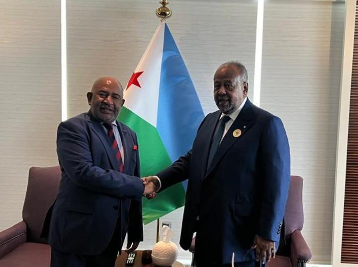 Rencontre entre le Président Ismail Omar Guelleh et son homologue comorien Azali Assoumani à Manama (Bahreïn) Rencontre entre le Président Ismail Omar Guelleh et son homologue comorien Azali Assoumani à Manama (Bahreïn)