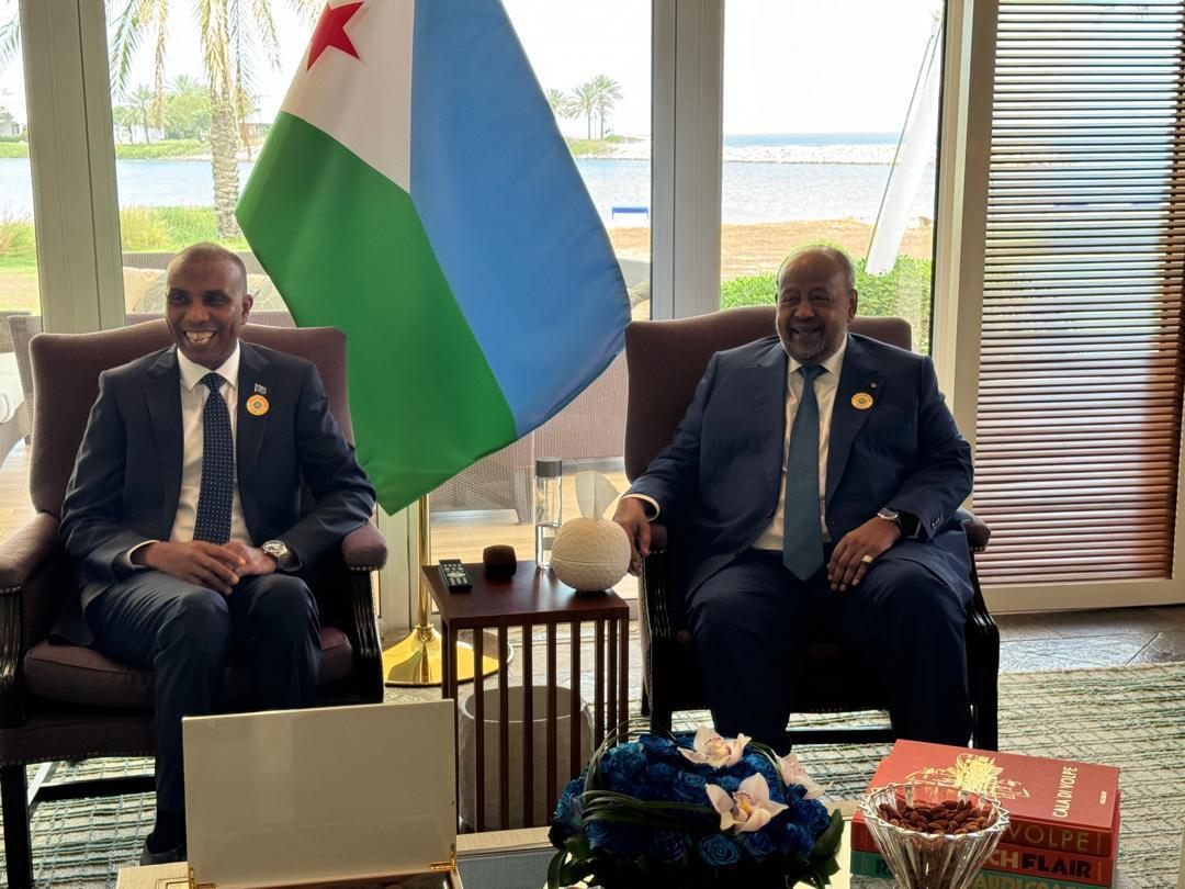 Le président Guelleh s'entretient avec le Premier ministre somalien Hamza Abdi Barre, à Manama (Bahreïn) Le président Guelleh s'entretient avec le Premier ministre somalien Hamza Abdi Barre, à Manama (Bahreïn)