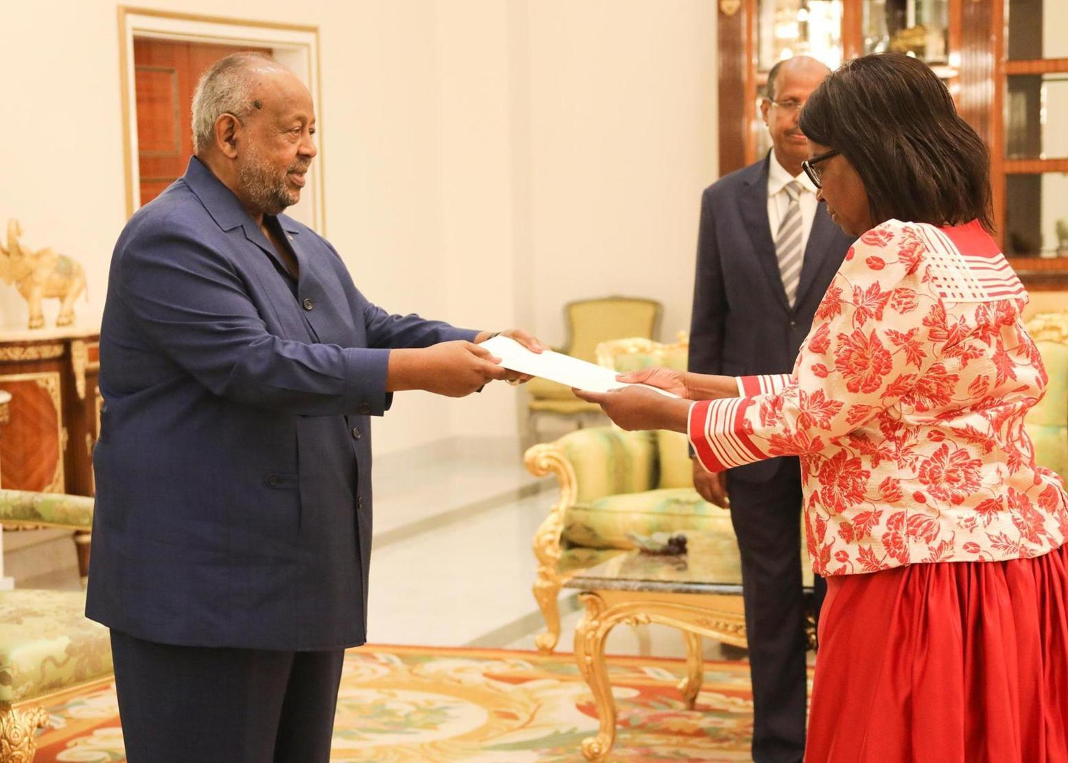 Le Président Guelleh reçoit les lettres de Créances de 4 nouveaux Ambassadeurs nommés auprès de notre pays Le Président Guelleh reçoit les lettres de Créances de 4 nouveaux Ambassadeurs nommés auprès de notre pays