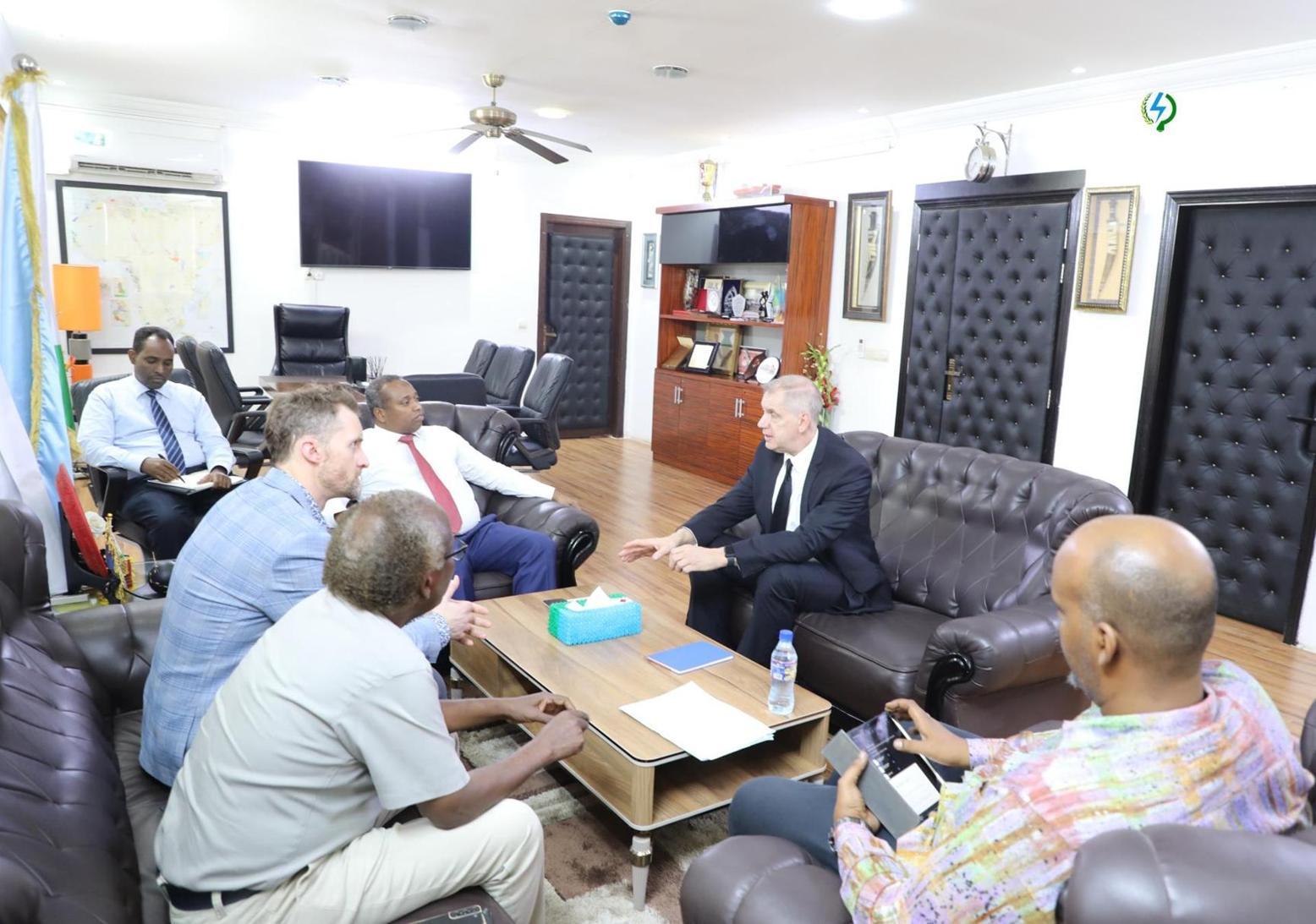 Le ministre Yonis Ali Guedi reçoit tour à tour les dirigeants de trois sociétés internationales désireuses d’investir dans le secteur énergétique national Le ministre Yonis Ali Guedi reçoit tour à tour les dirigeants de trois sociétés internationales désireuses d’investir dans le secteur énergétique national