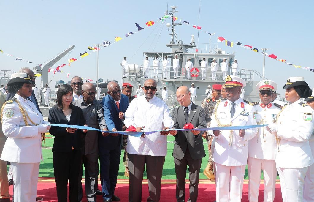 La mise en service officielle de deux nouveaux patrouilleurs des garde- côtes placée sous le haut patronage du Président Guelleh La mise en service officielle de deux nouveaux patrouilleurs des garde- côtes placée sous le haut patronage du Président Guelleh