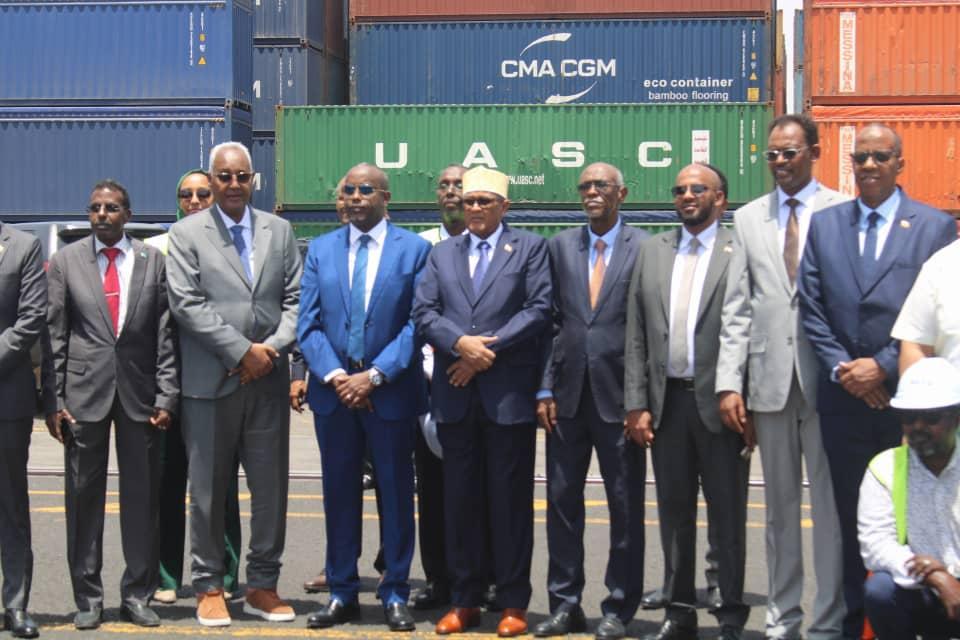 Le Président de l’Autorité des Ports reçoit le Président Abdirahman Mohamed Abdullahi et les membres de sa délégation Le Président de l’Autorité des Ports reçoit le Président Abdirahman Mohamed Abdullahi et les membres de sa délégation