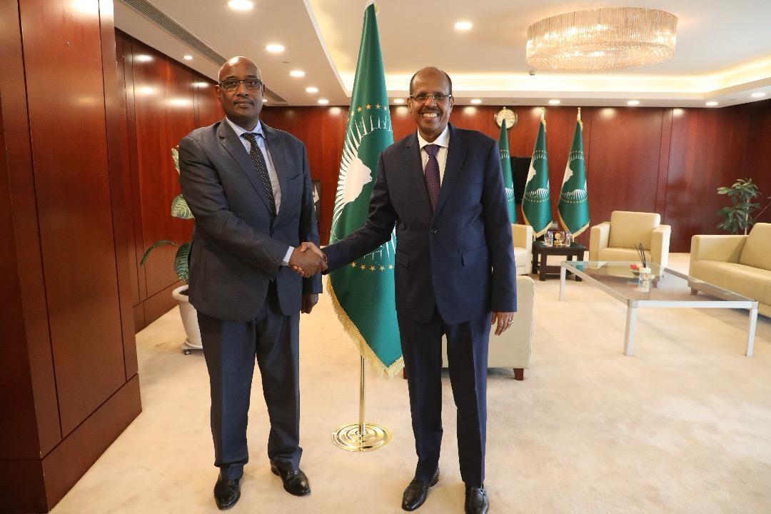Le nouveau représentant de l’Union africaine auprès de l’UE reçu par le président de la Commission à Addis-Abeba Le nouveau représentant de l’Union africaine auprès de l’UE reçu par le président de la Commission à Addis-Abeba