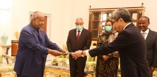 Guelleh Reçoit Lettres de Créances de Nouveaux Ambassadeurs Guelleh Reçoit Lettres de Créances de Nouveaux Ambassadeurs
