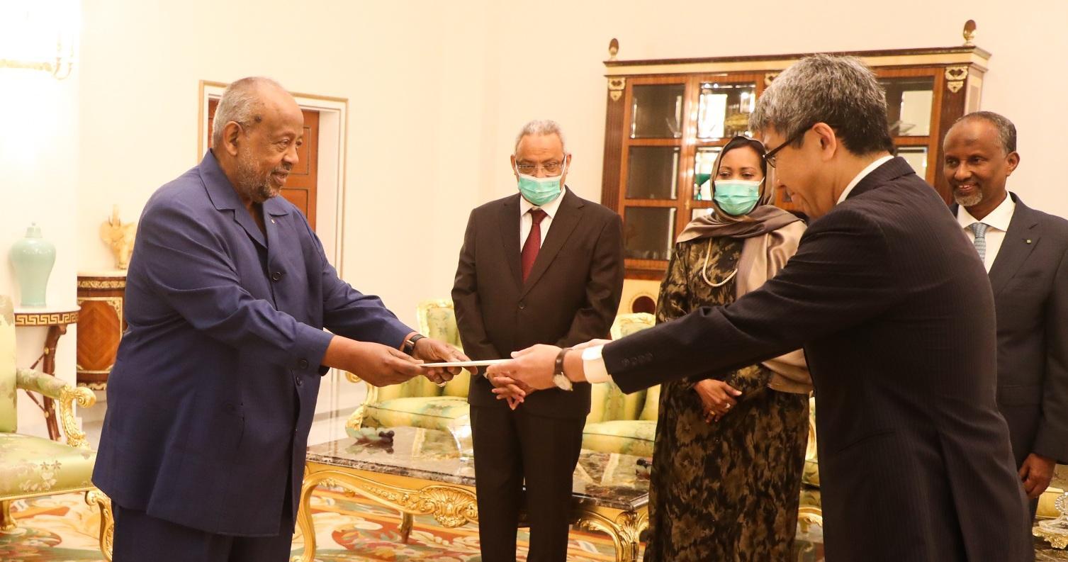 Guelleh Reçoit Lettres de Créances de Nouveaux Ambassadeurs Guelleh Reçoit Lettres de Créances de Nouveaux Ambassadeurs