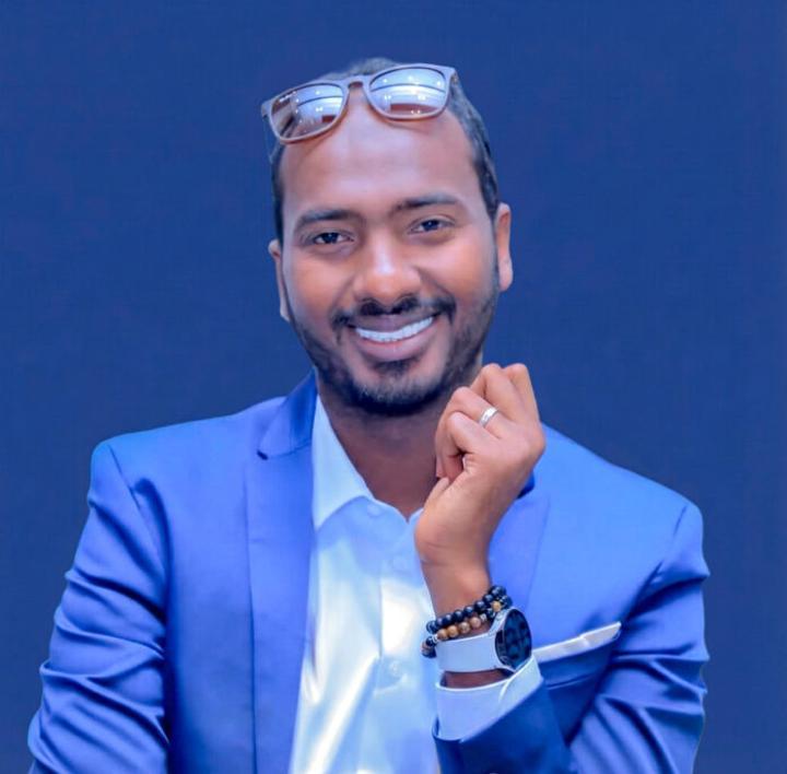 Houssein Mohamed: Ascension d'un Stratège en Communication Houssein Mohamed: Ascension d'un Stratège en Communication