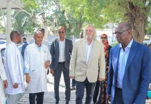 Visite du Pr Didier Raoult au CHU de Djibouti Visite du Pr Didier Raoult au CHU de Djibouti