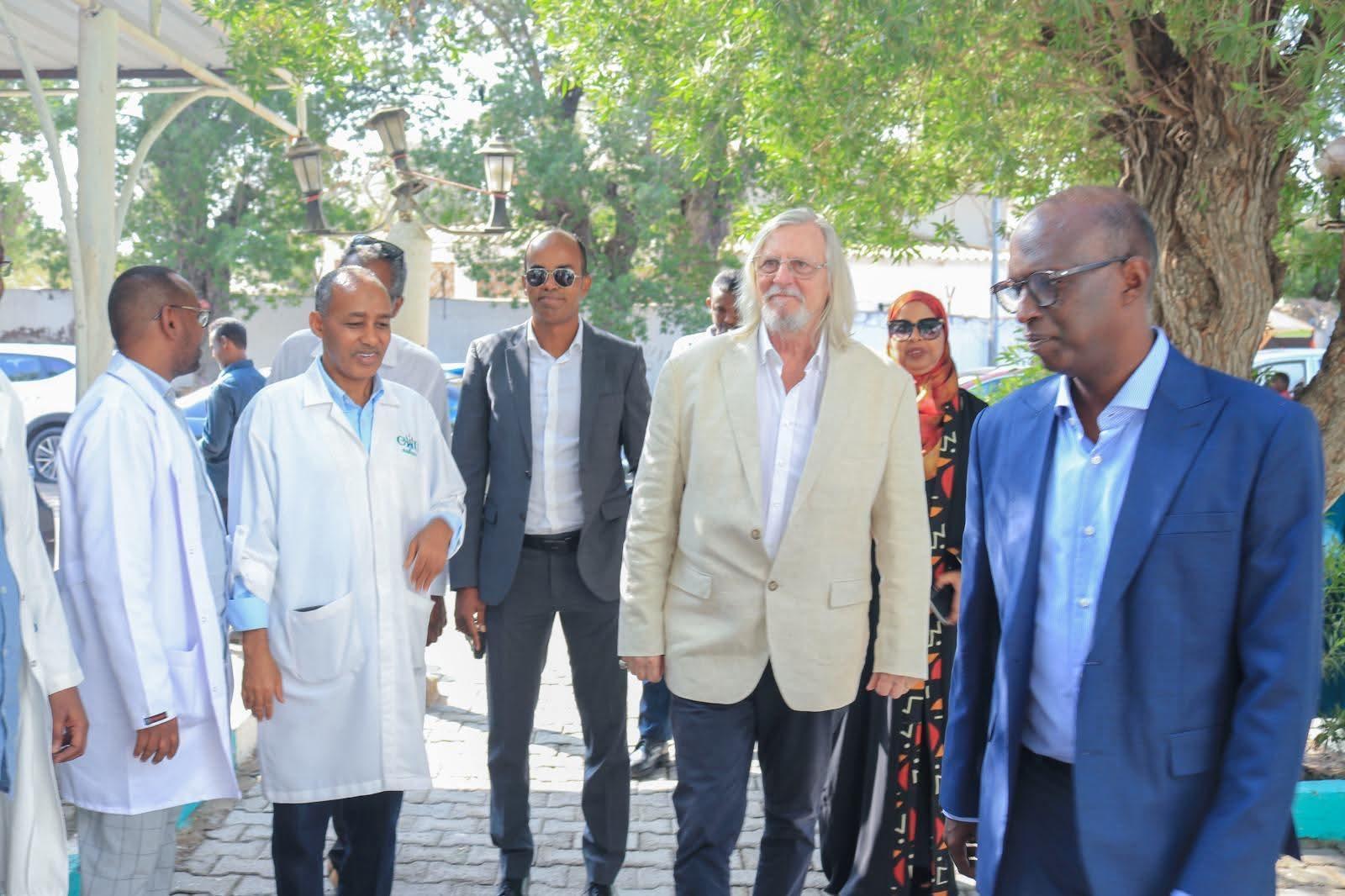 Visite du Pr Didier Raoult au CHU de Djibouti Visite du Pr Didier Raoult au CHU de Djibouti