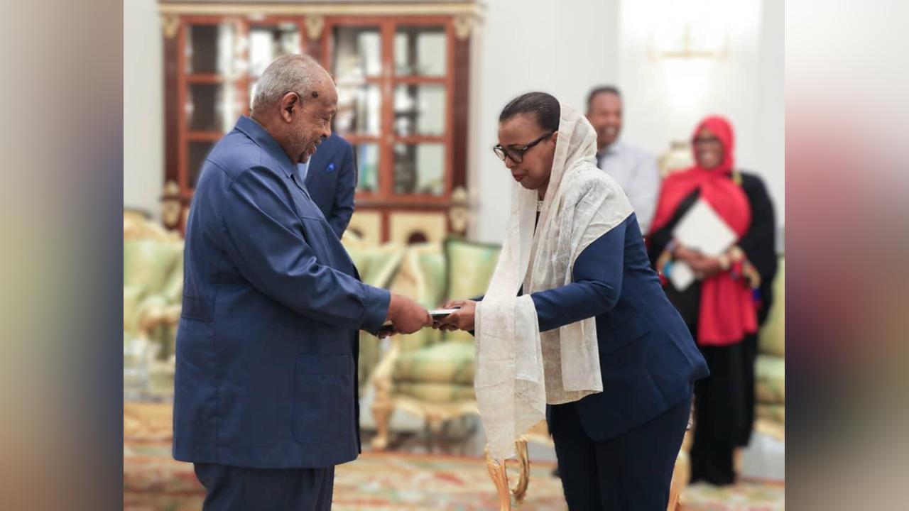 Guelleh Reçoit Rapport Annuel 2022-2023 de la Cour Guelleh Reçoit Rapport Annuel 2022-2023 de la Cour