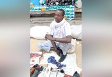 Un Jour un Métier: Abdillahi, Cordonnier de Ville Un Jour un Métier: Abdillahi, Cordonnier de Ville