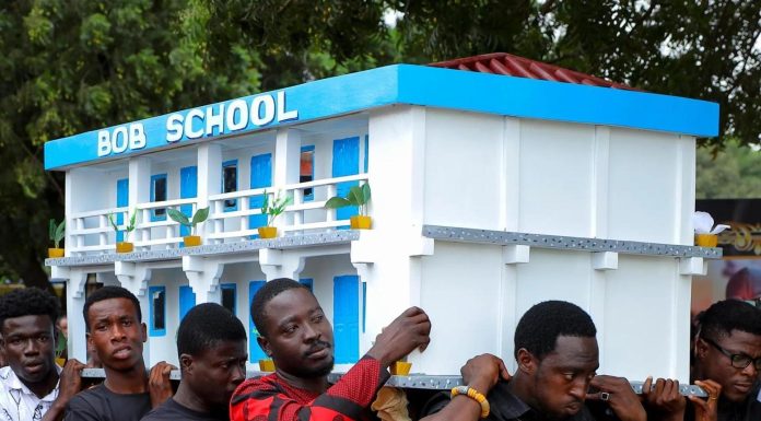 Les Histoires derrière les Cercueils Sculptés du Ghana Les Histoires derrière les Cercueils Sculptés du Ghana