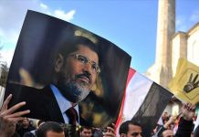 تظاهرات أمام السفارة المصرية بإسطنبول بعد الإعلان عن وفاة مرسي