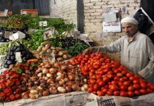 التضخم ينخفض في مصر وخبراء يشككون