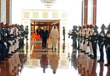 ابن زايد يمنح السيسي وساما رفيعا