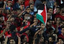 شاب يطلب الافراج على خلفية اعتقاله بسبب علم فلسطين