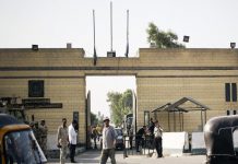 معتقل يكتب عن مأساة زملائه في سجن طرة