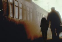 شاهد.. مصري ينقذ ابنته من الموت