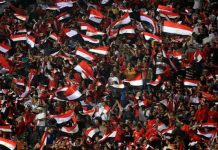 الاعتزال الإجباري يلاحق نجوم الكرة المصرية