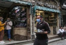 المغردون المصريون يتجادلون حول #حظر_التجول