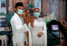 عروسان إندونيسيان يقيمان زفافهما “أون لاين”