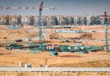 رئيس الوزراء يعبر “ممر للتعقيم” قبل تفقد مشروعات العاصمة الجديدة